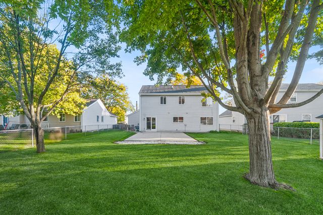 677 Windemere Lane, Carol Stream, IL 60188