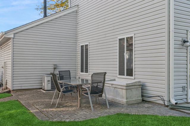 677 Windemere Lane, Carol Stream, IL 60188