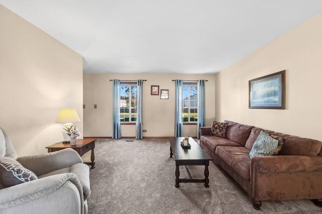 677 Windemere Lane, Carol Stream, IL 60188