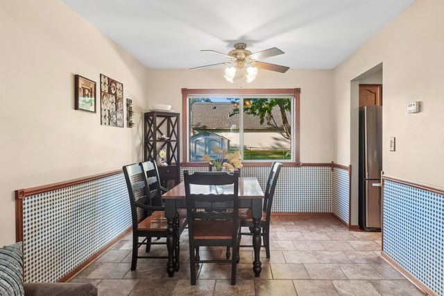 677 Windemere Lane, Carol Stream, IL 60188