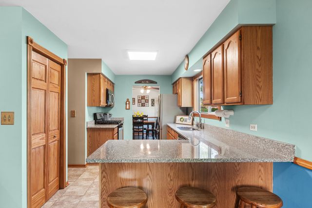 677 Windemere Lane, Carol Stream, IL 60188