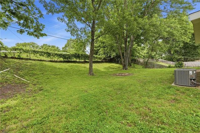 5706 N WOODLAND Avenue, Kansas City, MO 64118