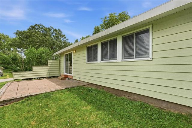 5706 N WOODLAND Avenue, Kansas City, MO 64118