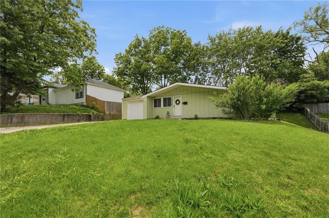 5706 N WOODLAND Avenue, Kansas City, MO 64118
