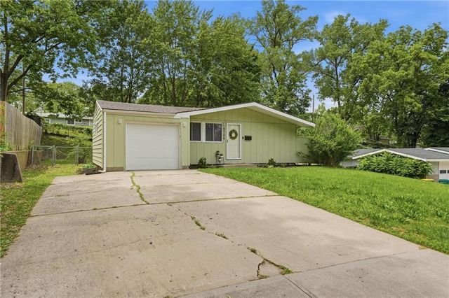 5706 N WOODLAND Avenue, Kansas City, MO 64118
