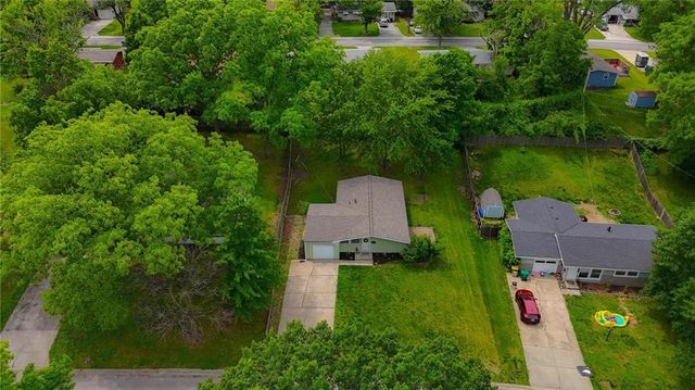 5706 N WOODLAND Avenue, Kansas City, MO 64118