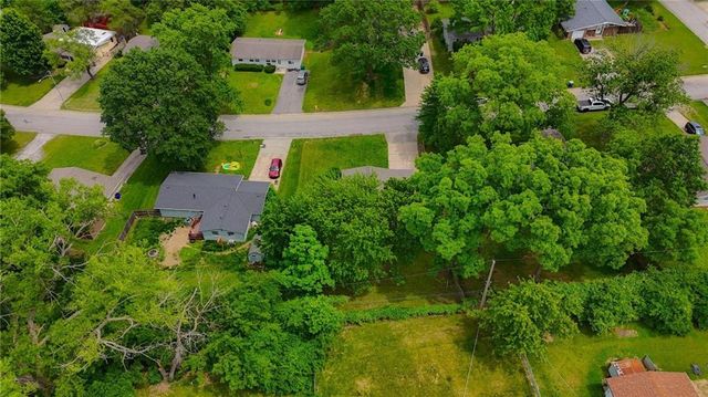 5706 N WOODLAND Avenue, Kansas City, MO 64118