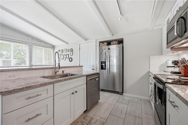 5706 N WOODLAND Avenue, Kansas City, MO 64118