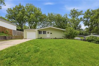5706 N WOODLAND Avenue, Kansas City, MO 64118