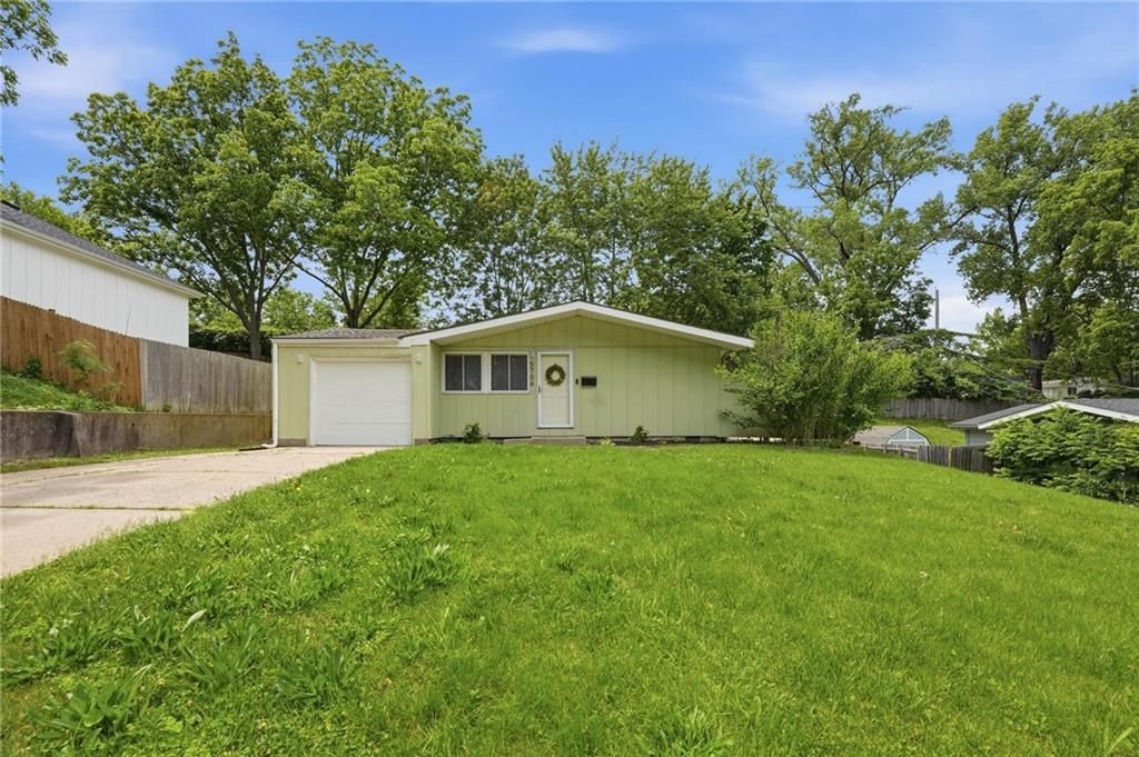 5706 N WOODLAND Avenue, Kansas City, MO 64118
