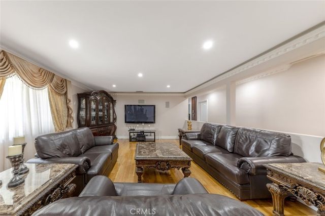 6415 Varna Avenue, Van Nuys, CA 91401
