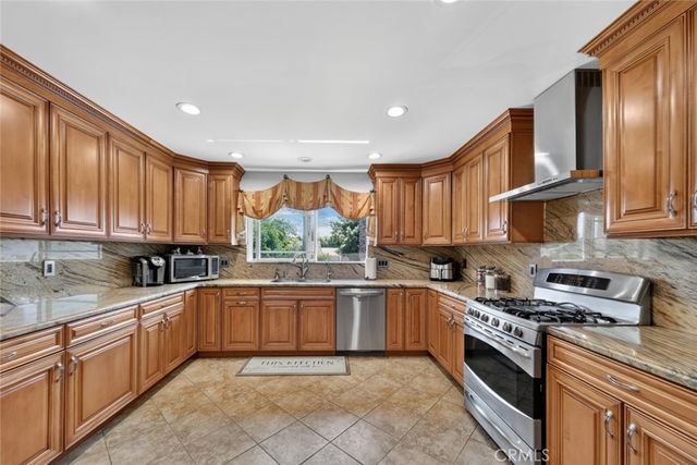 6415 Varna Avenue, Van Nuys, CA 91401