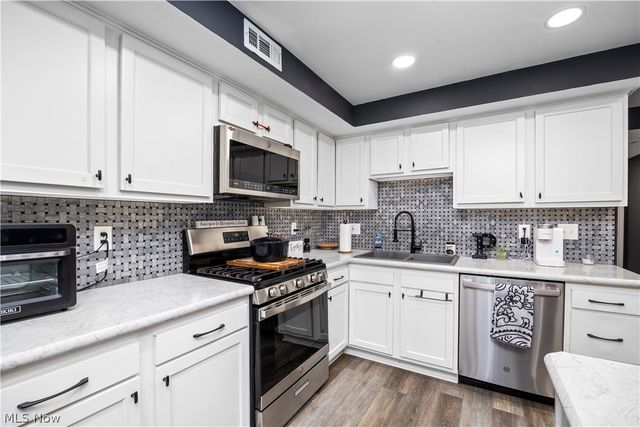 190 Deepwood Drive, Wadsworth, OH 44281