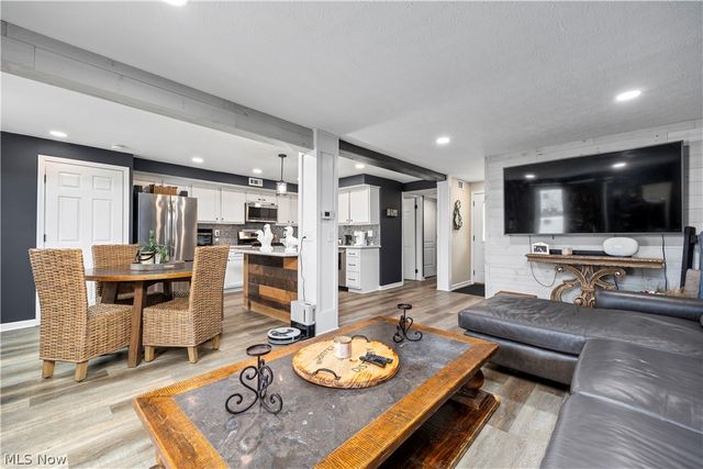 190 Deepwood Drive, Wadsworth, OH 44281