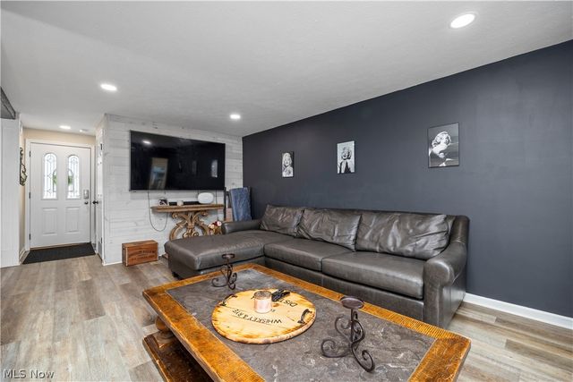 190 Deepwood Drive, Wadsworth, OH 44281