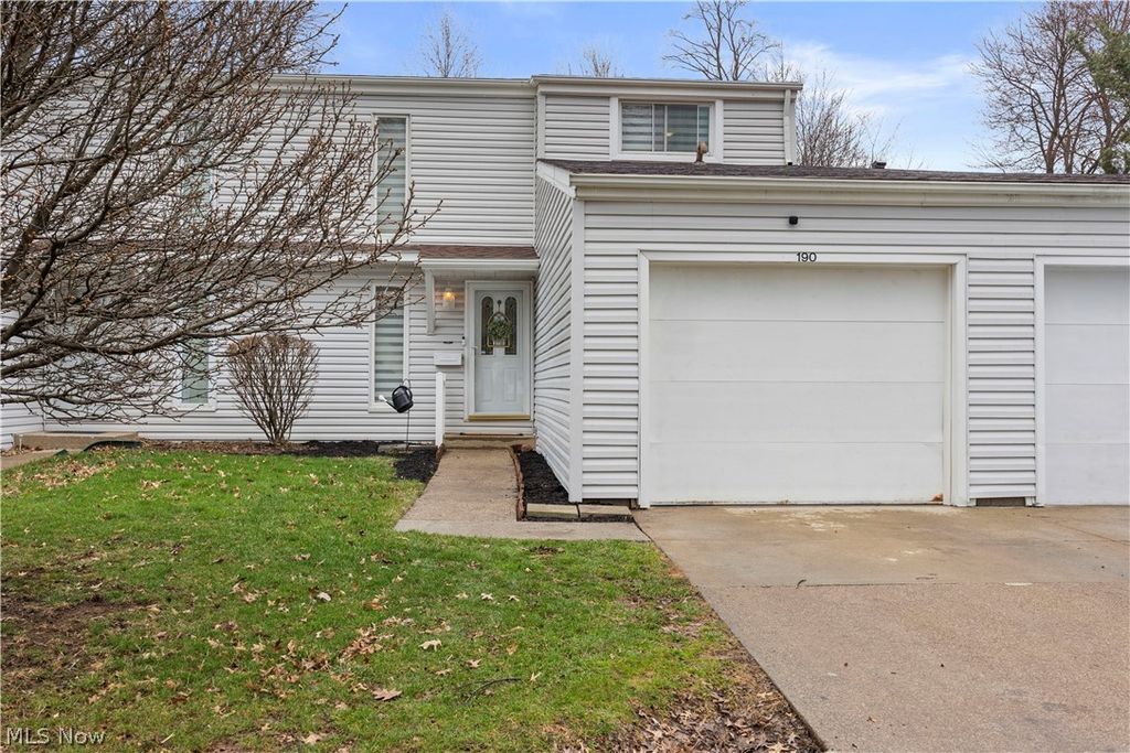 190 Deepwood Drive, Wadsworth, OH 44281