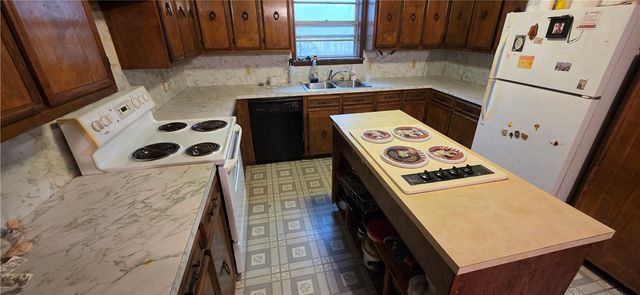 3481 Marion County 3005, Yellville, AR 72687