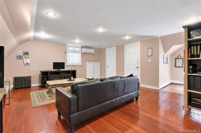 84-42 Charlecote Ridge, Jamaica Estates, NY 11432