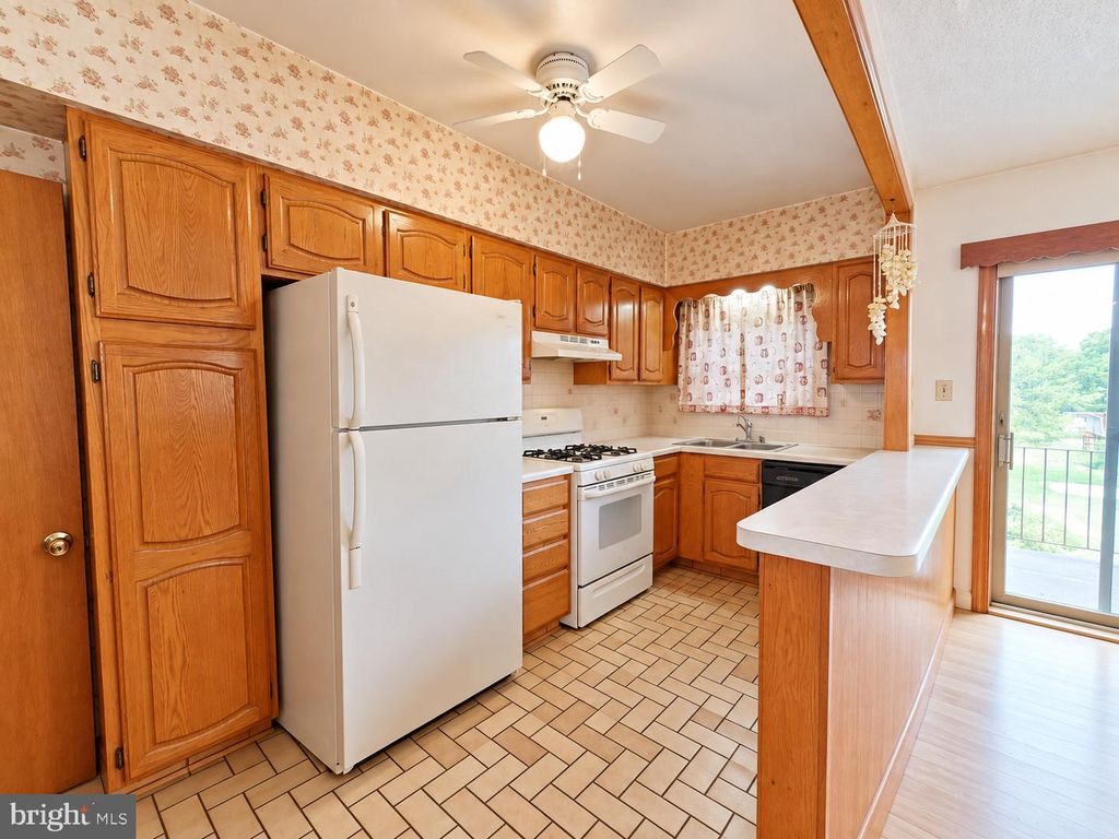 7402 DICKS AVE, Philadelphia, PA 19153 — photo 4