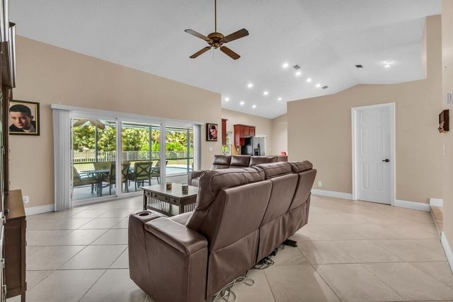 895 NW 110th Lane, Coral Springs, FL 33071
