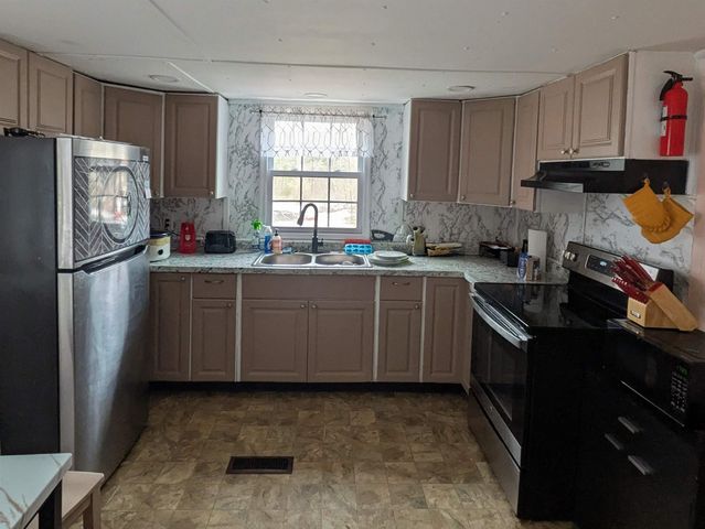 45 Keyes Farm Road, Deering, NH 03244