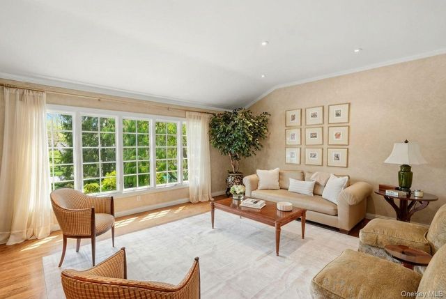 10 Oriole Place, Rye Brook, NY 10573