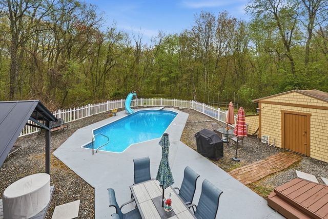 35 Chestnut Dr, Brockton, MA 02301