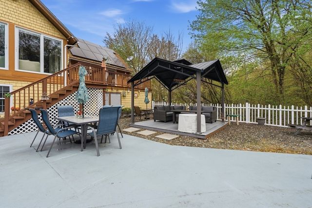 35 Chestnut Dr, Brockton, MA 02301