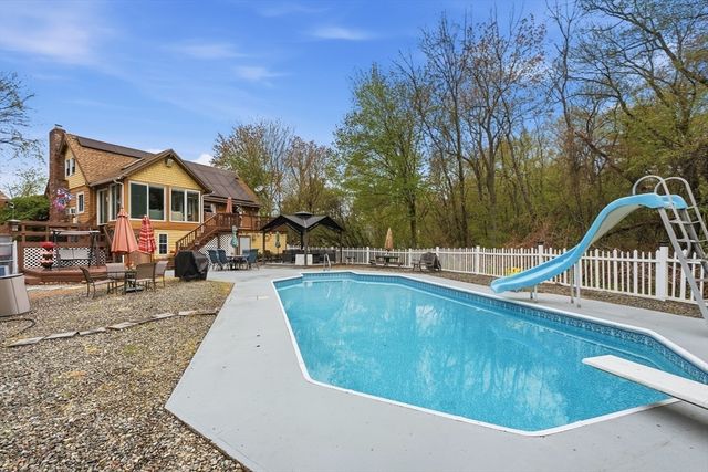 35 Chestnut Dr, Brockton, MA 02301