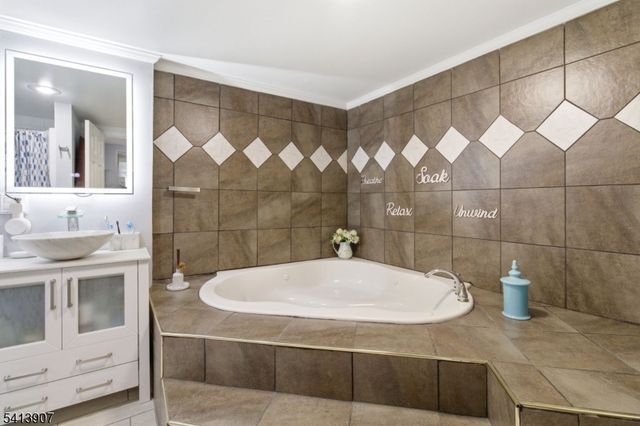 32 Cedar Ave, Elizabeth City, NJ 07202