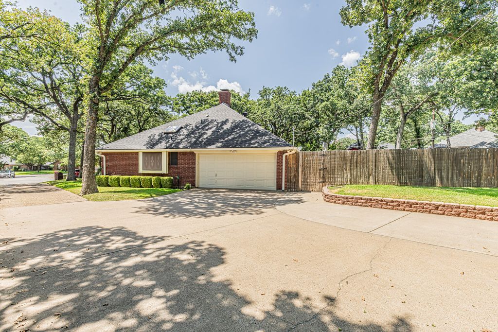 3901 Echo Hill Court, Arlington, TX 76001 — photo 2