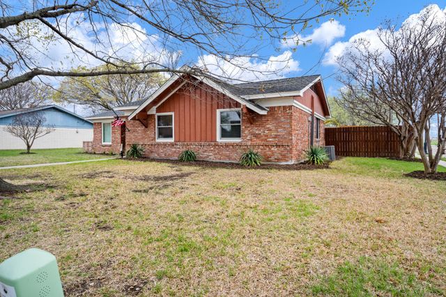 107 High School Drive, Waxahachie, TX 75165