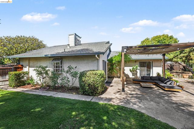 1621 Ponderosa Dr, Oakley, CA 94561