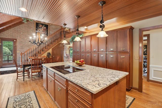 9 Little Creek Lane, Glendale, OH 45246