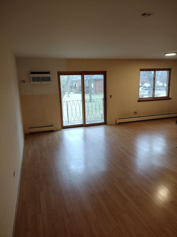 Image 2 of property listing at 1210 Dale Avenue 2I, Arlington Heights, IL 60004