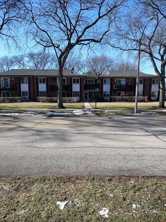 Image 11 of property listing at 1210 Dale Avenue 2I, Arlington Heights, IL 60004