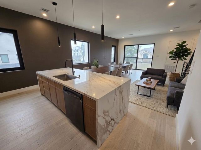 4125 Marina St, Houston, TX 77007