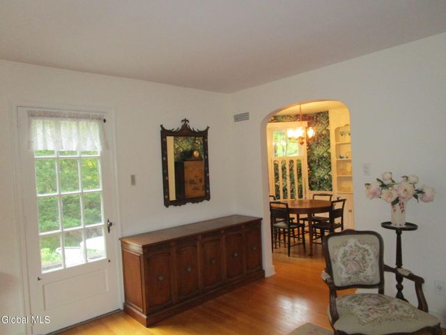 2276 Cayuga Road, Niskayuna, NY 12309