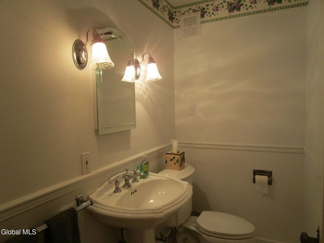 2276 Cayuga Road, Niskayuna, NY 12309