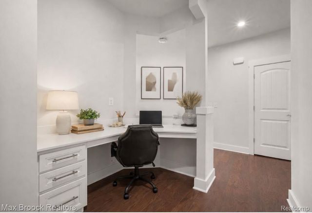 2610 IRONTON Drive, Commerce Charter Township, MI 48382