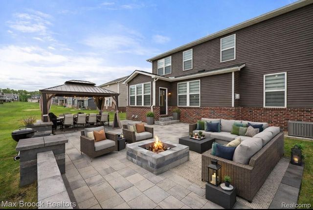 2610 IRONTON Drive, Commerce Charter Township, MI 48382