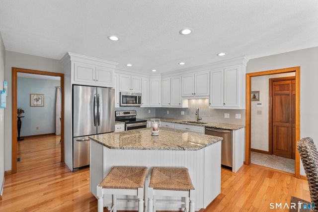 112 Woodsedge Court, Berlin, CT 06037