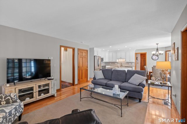 112 Woodsedge Court, Berlin, CT 06037