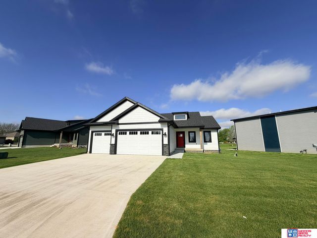 6674 Shadow Ridge Place, Columbus, NE 68601