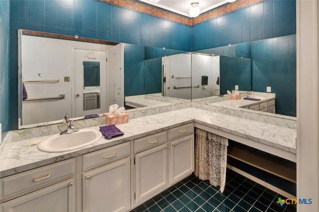 925 Eden Roc Street, Victoria, TX 77904