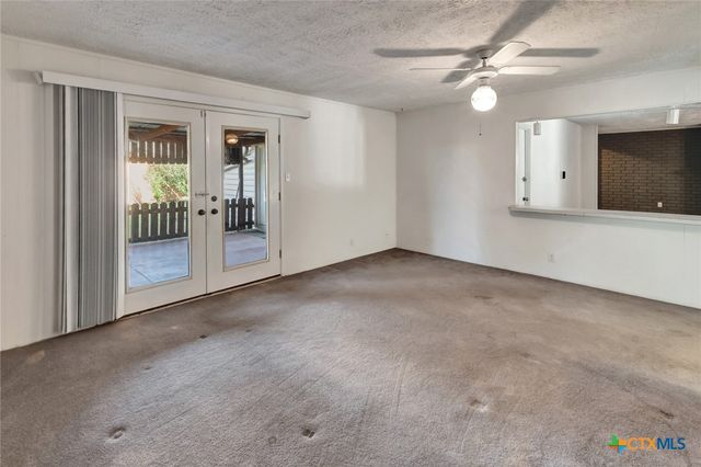 925 Eden Roc Street, Victoria, TX 77904