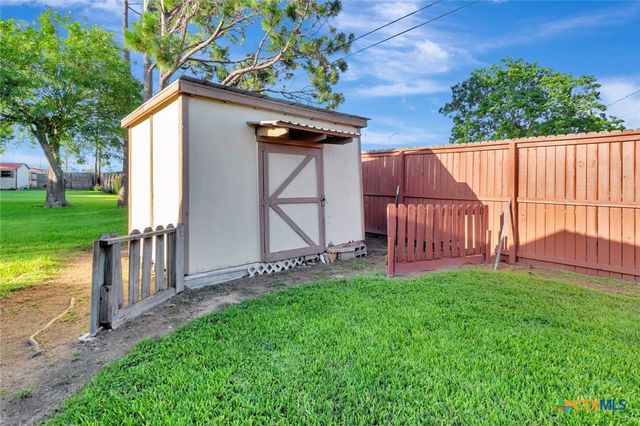 925 Eden Roc Street, Victoria, TX 77904