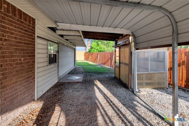 925 Eden Roc Street, Victoria, TX 77904