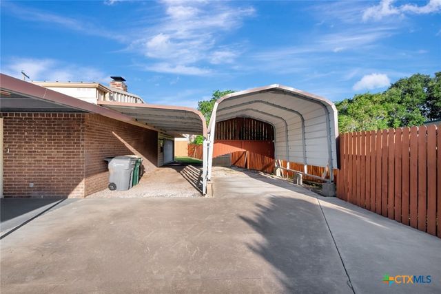 925 Eden Roc Street, Victoria, TX 77904