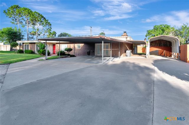 925 Eden Roc Street, Victoria, TX 77904